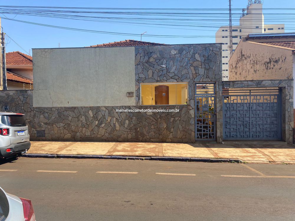 Casa Padrão Centro 3 dormitorios 2 banheiros 4 vagas na garagem